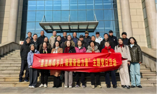 银龄忆峥嵘 丹心传薪火 ——学校离退休党总支开展黄桥战役纪念馆主题党日活动